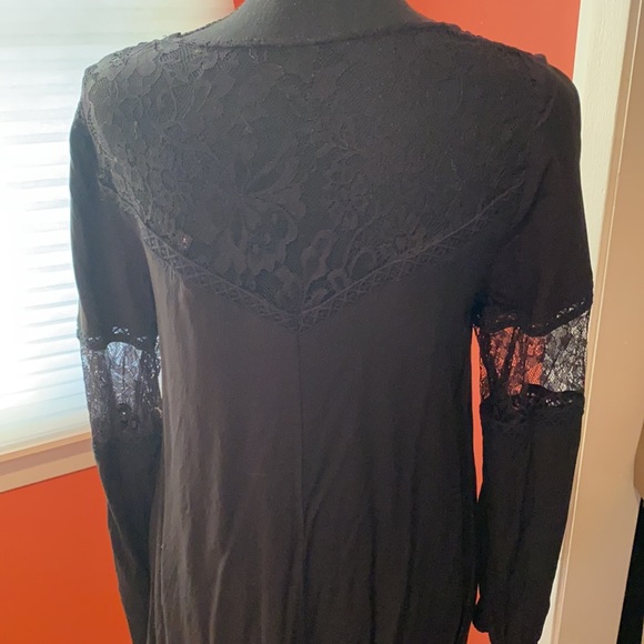 Beautiful dress with lace detailing - Picture 3 of 3